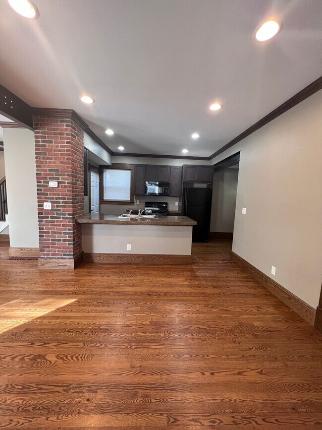 Building Photo - Three Bedroom Single Family Home - Close to everything!