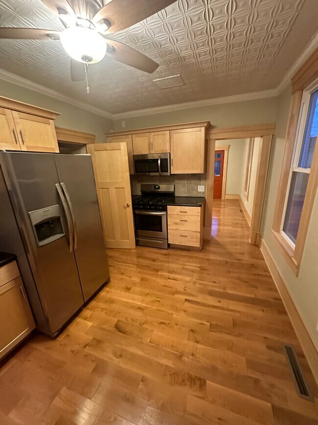 Building Photo - 661 Beech St