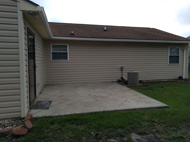 Building Photo - Cute 3 bedroom, 2 bath house with garage and fenced in yard