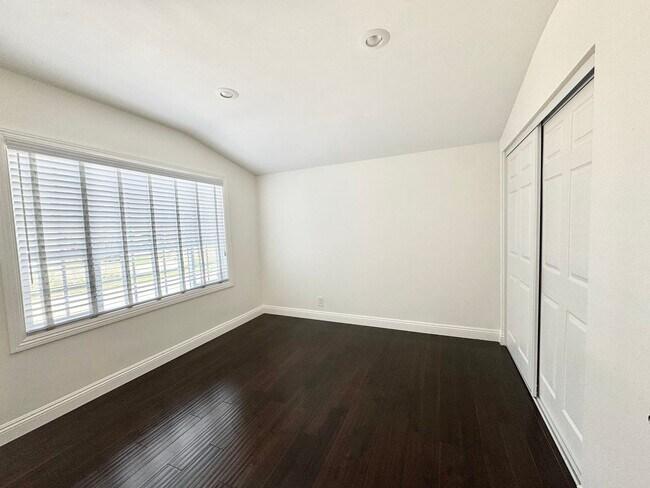 Building Photo - Beautiful 4 Bedroom 3.5 Bathroom Home in t...