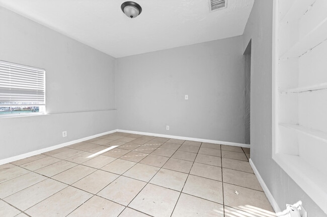 Building Photo - 515 Putnam Rd