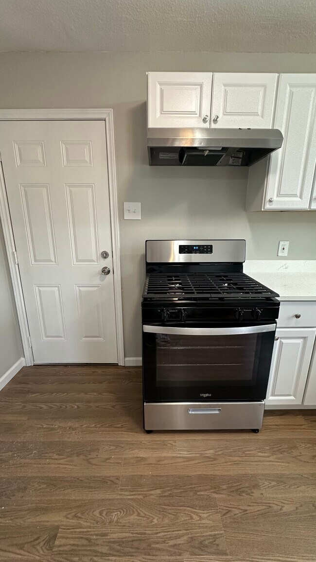 Building Photo - 901 Johnson St