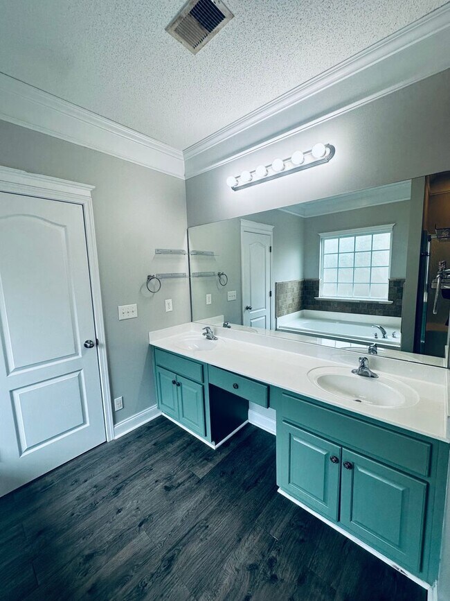 Building Photo - 406 Brookewater Ln