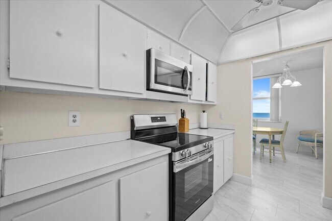 Building Photo - 5440 N Ocean Dr