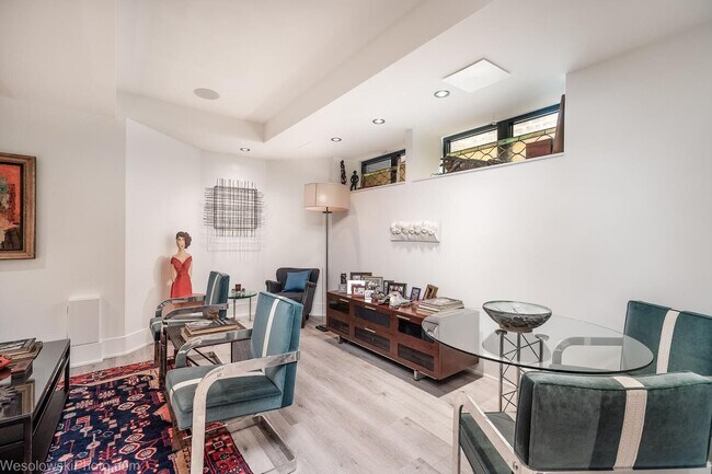 Building Photo - 2041 W Cuyler Ave