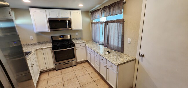 Building Photo - 2126 E Hidalgo Vista