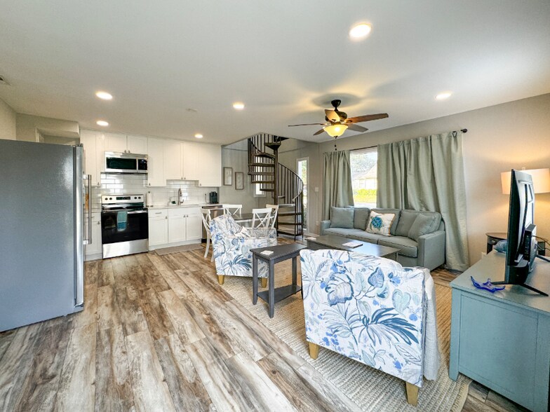 Building Photo - 2703 Homes Dr