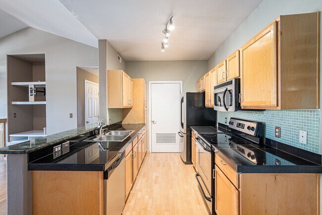 Building Photo - 3-Bedroom Condo Available Immediately