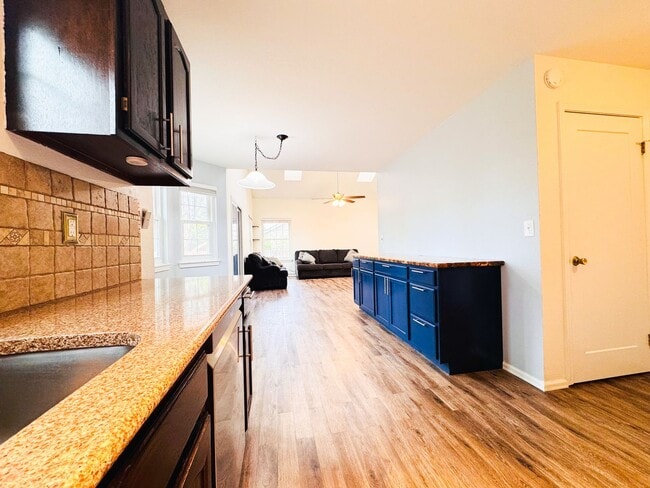 Building Photo - 4 bedroom with large backyard