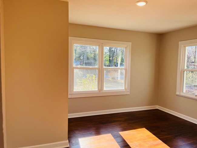 Building Photo - Wow! Renovated 3 bedroom home in Fairburn! Must See!