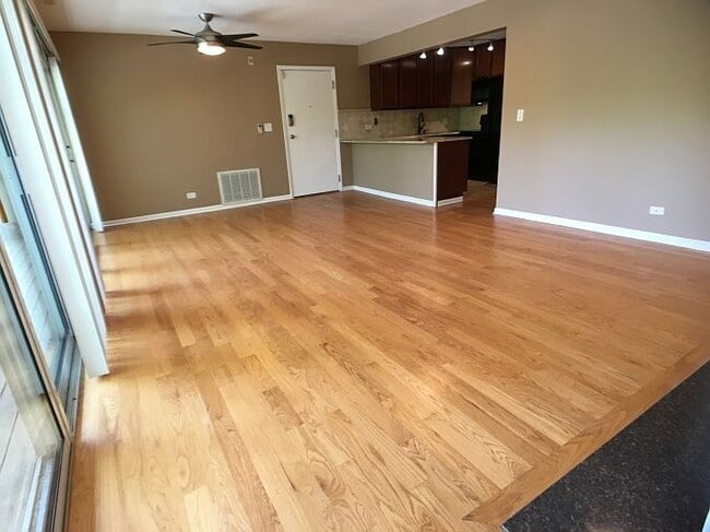 Building Photo - "Charming 2-Bedroom Retreat in Lisle with Spacious Living – 850 Sq Ft of Comfort!"