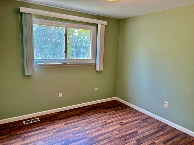 Building Photo - 3550 Kings Point Dr