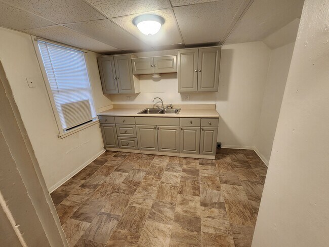 Building Photo - 1417 NW Carden Ave