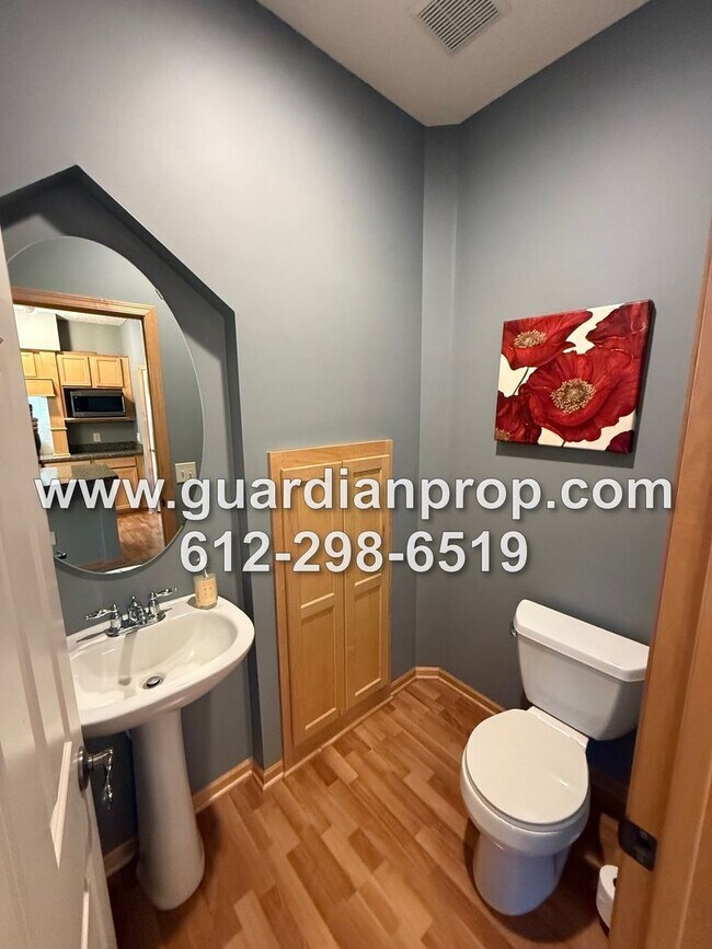 Building Photo - Townhouse in The Lakes of Blaine Available Now, Large Open Floor Plan, Loft Area, Front Patio