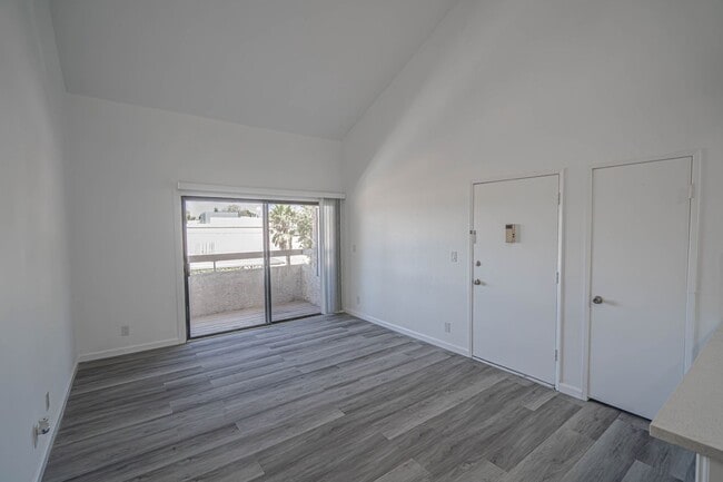 Building Photo - Remodeled 2 Bedroom Condo for Rent in Newhall!