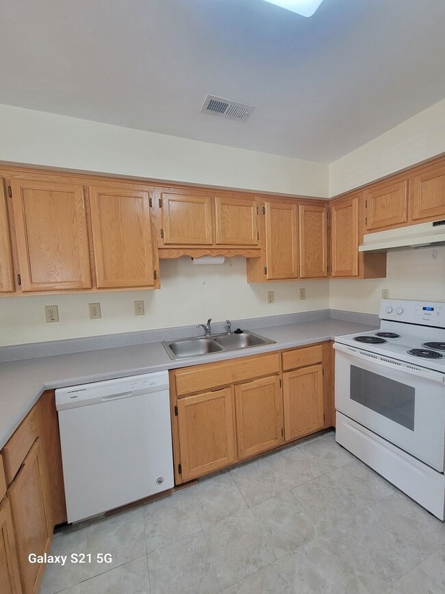 Building Photo - 3 bedroom, 2 bathroom townhouse in Western Branch