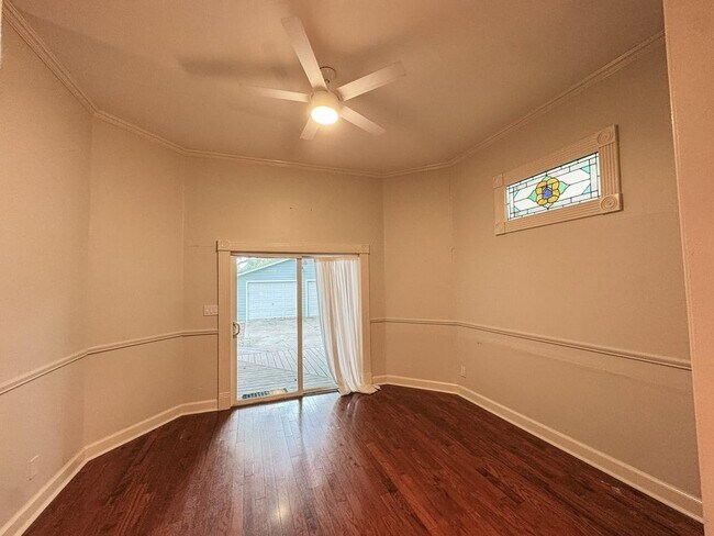 Building Photo - 305 W Brazos St