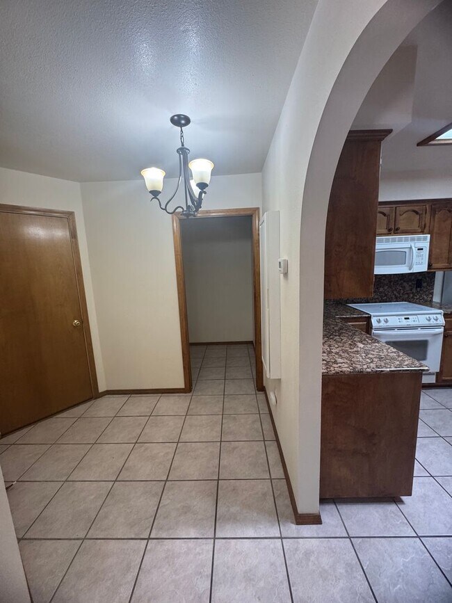 Building Photo - 3Bd 2Bth Home in the Sought-after Colonial...
