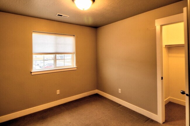 Building Photo - 7440 N Hutch Ln