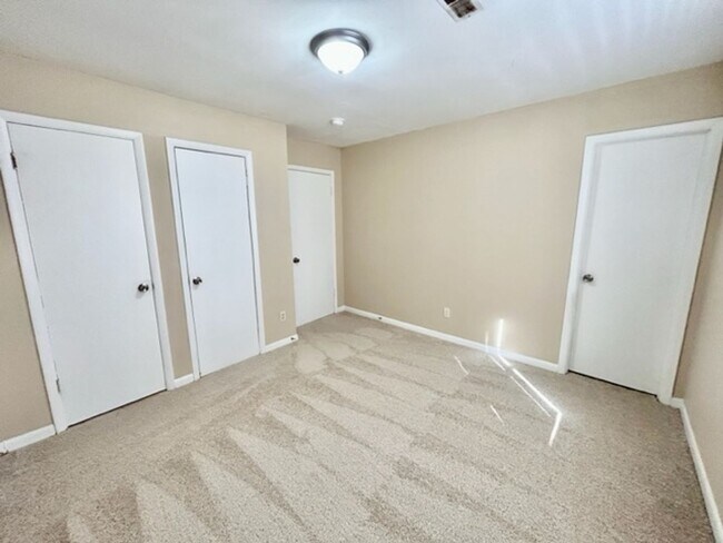 Building Photo - THREE BEDROOM/TWO BATH SOUTH HUNTSVILLE!