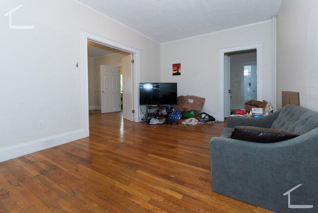 Building Photo - Large 5 Bedroom Unit in Brookline. Steps f...