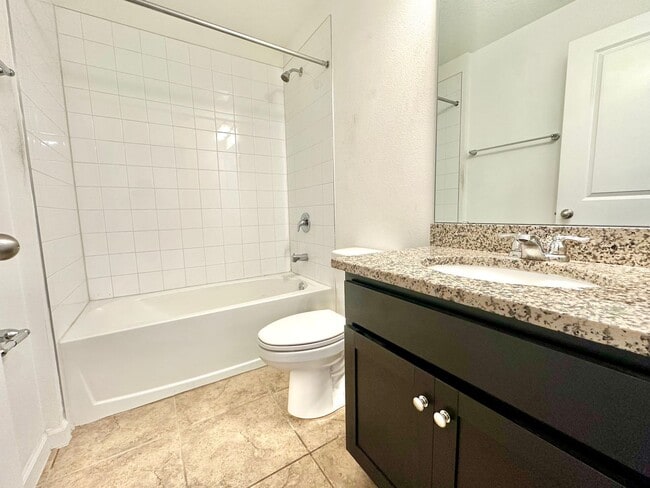 Building Photo - Premier 4bedrooms/2baths residence - Florida living at its finest!