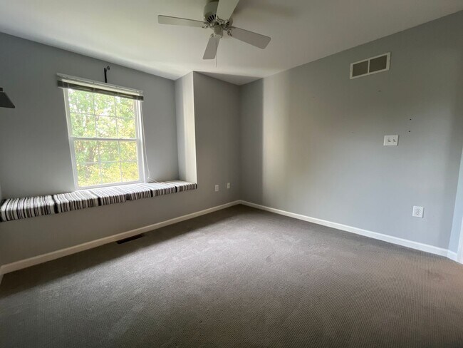 Building Photo - Spacious 3-bedroom, 2.5-bath home in South...