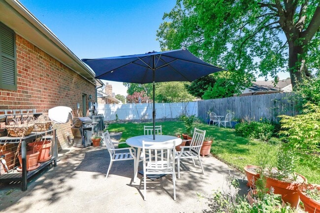 Building Photo - Charming 2BR in Historic Home – Bright, Sp...