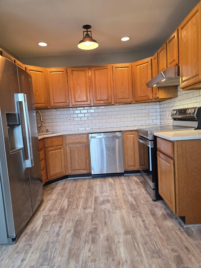 Building Photo - 96 Main St