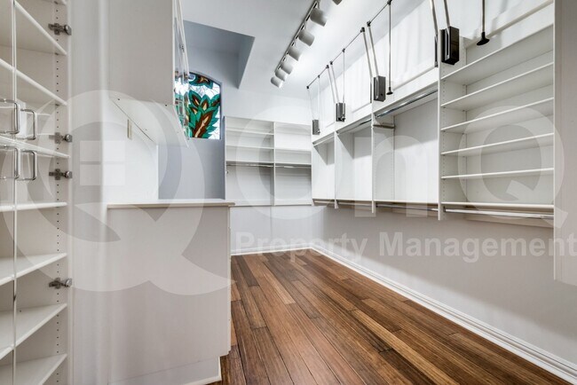 Building Photo - 5224 Longvue Dr