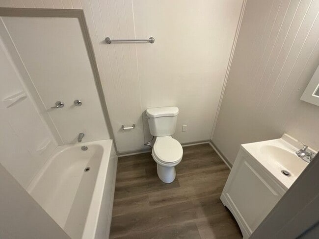 Building Photo - Stylish 3-Bedroom with Expansive Yards in ...