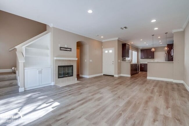 Building Photo - Elegant 2Bdm 2.5Ba Home in the Desirable I...