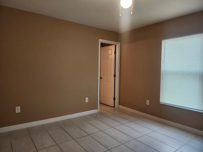 Building Photo - 606-608 Nicholas Pkwy W