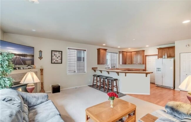 Building Photo - Beautiful 3 Bed 2.5 Bath Everett Home @ a ...