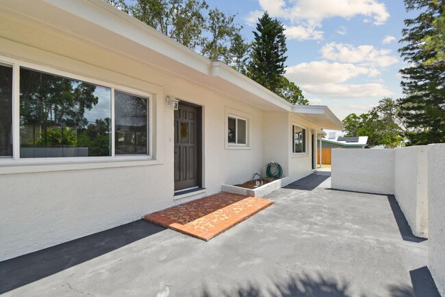 Building Photo - 695 Sunset Dr
