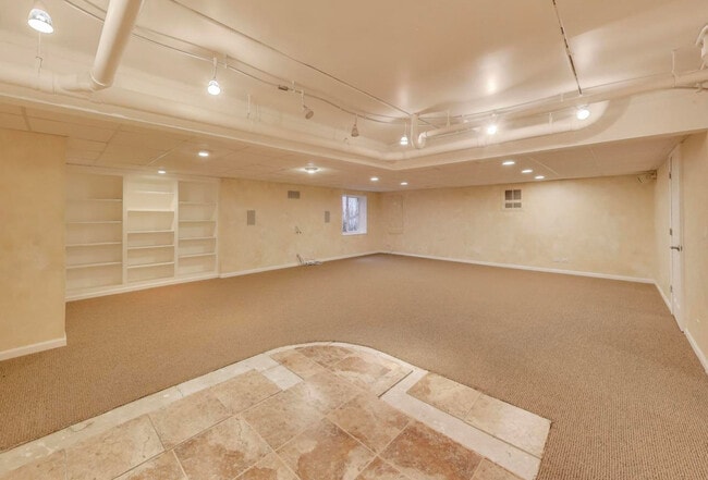 Building Photo - 11 Beaconsfield Ct