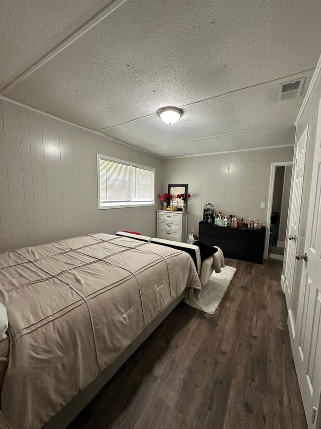 Building Photo - 4 Bedroom, 2 bathroom home near Caterpillar
