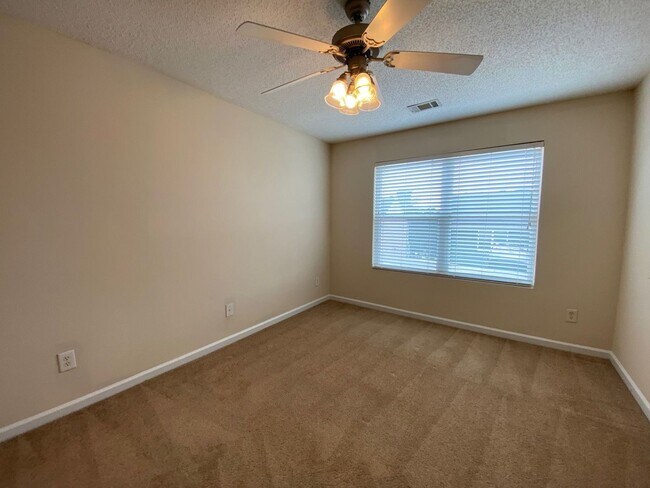 Building Photo - ROOMMATE MATCHING ONLY - PRE-LEASING FOR AUGUST 1 2026! 1/2 Off Deposit!