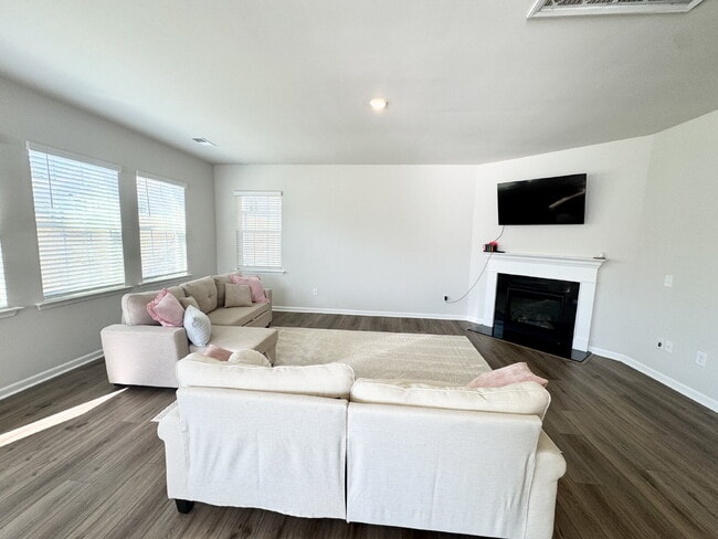 Building Photo - Spacious 4-Bedroom Home w/ 3 Full Baths on Somerset Lane in Central, SC