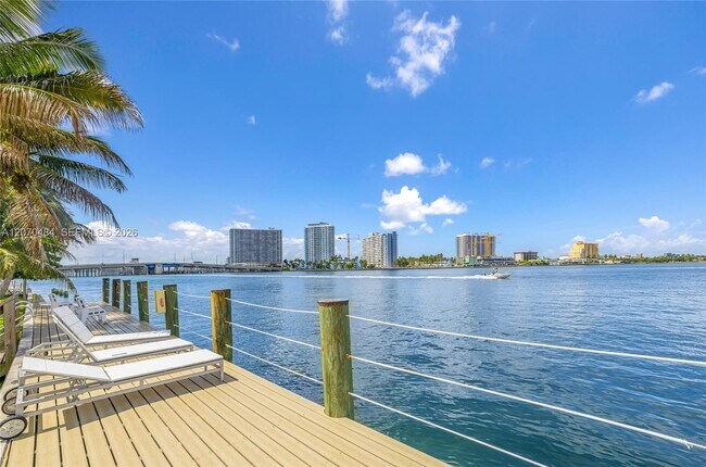 Building Photo - 2250 Bay Dr