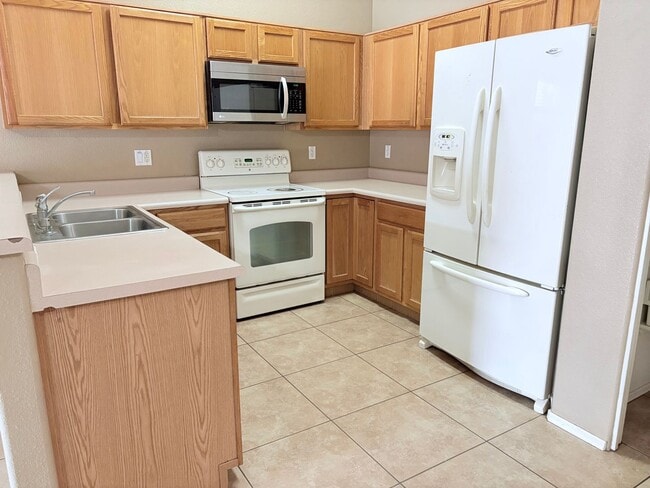 Building Photo - 3 bed/2 bath w/ large backyard in Rita Ran...