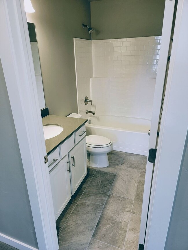 Building Photo - Gorgeous Townhome!!!