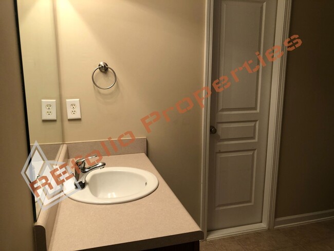 Building Photo - Great Location! 3 Bedroom 2.5 Bathroom 1 C...