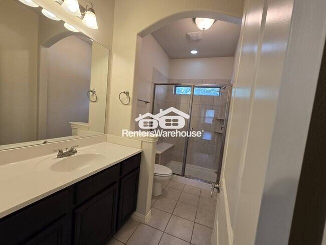 Building Photo - MOVE IN READY - Spacious 2-story townhouse...