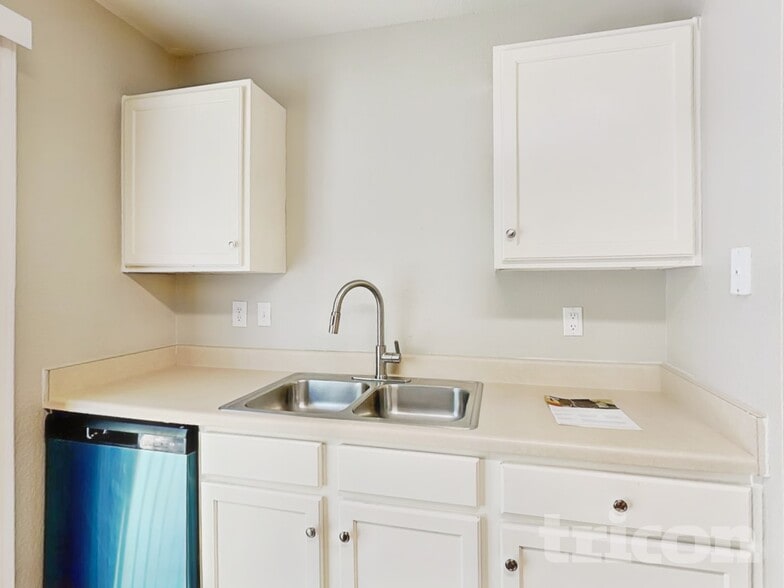 Building Photo - 2007 Mission Cove