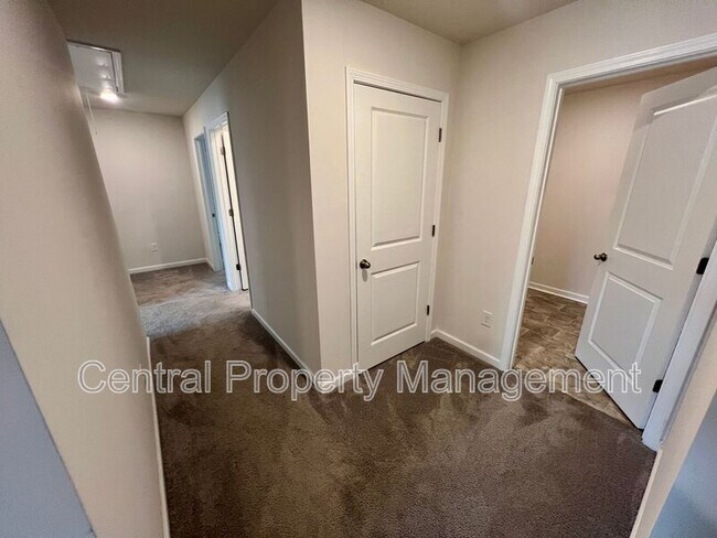 Building Photo - 534 Evaleigh St