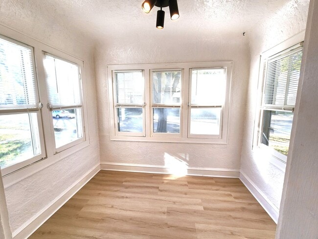 Building Photo - 3-bedroom single family in West Allis - Available now!
