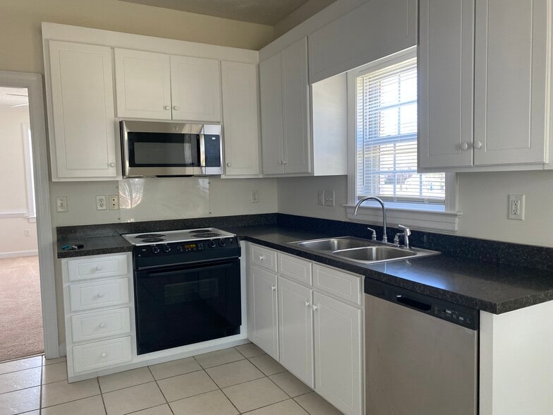 Kitchen - 3302 Whitlock Dr N