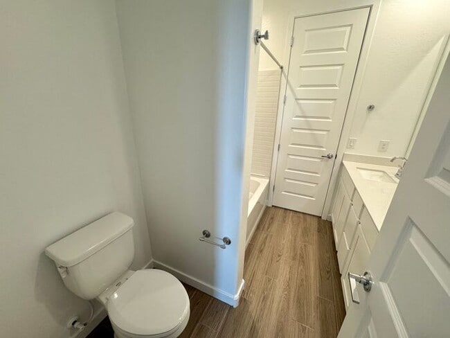 Building Photo - MOVE IN SPECILAS!! HALF MONTH RENT FREE!! ...