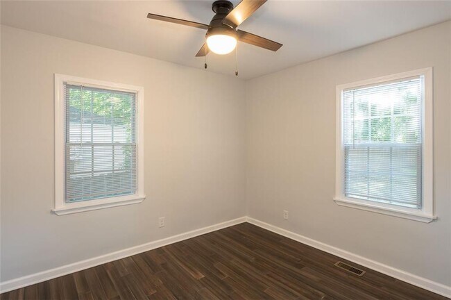 Building Photo - 3079 Cloverhurst Dr